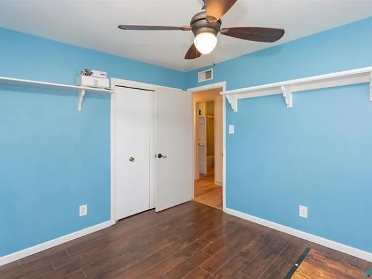 1403 S Bonita Dr — Photo 3