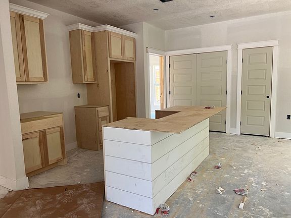 5th image of 405 W Barkley St