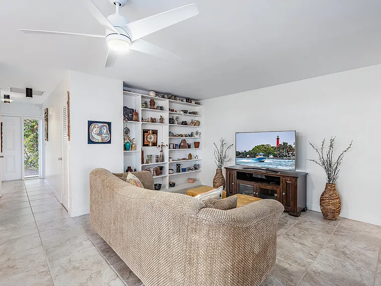 733 Waterway Dr — Photo 13