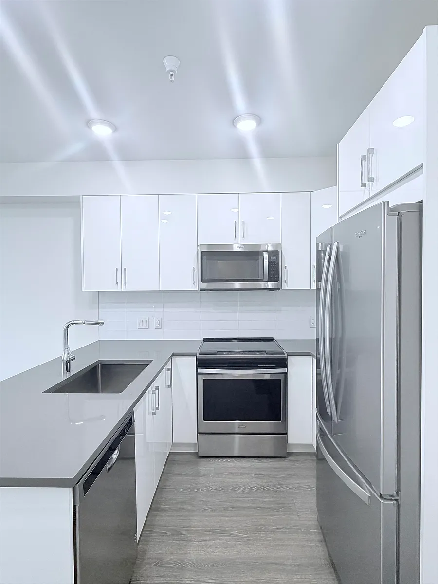 Building Photo - 15351 101st Ave #301