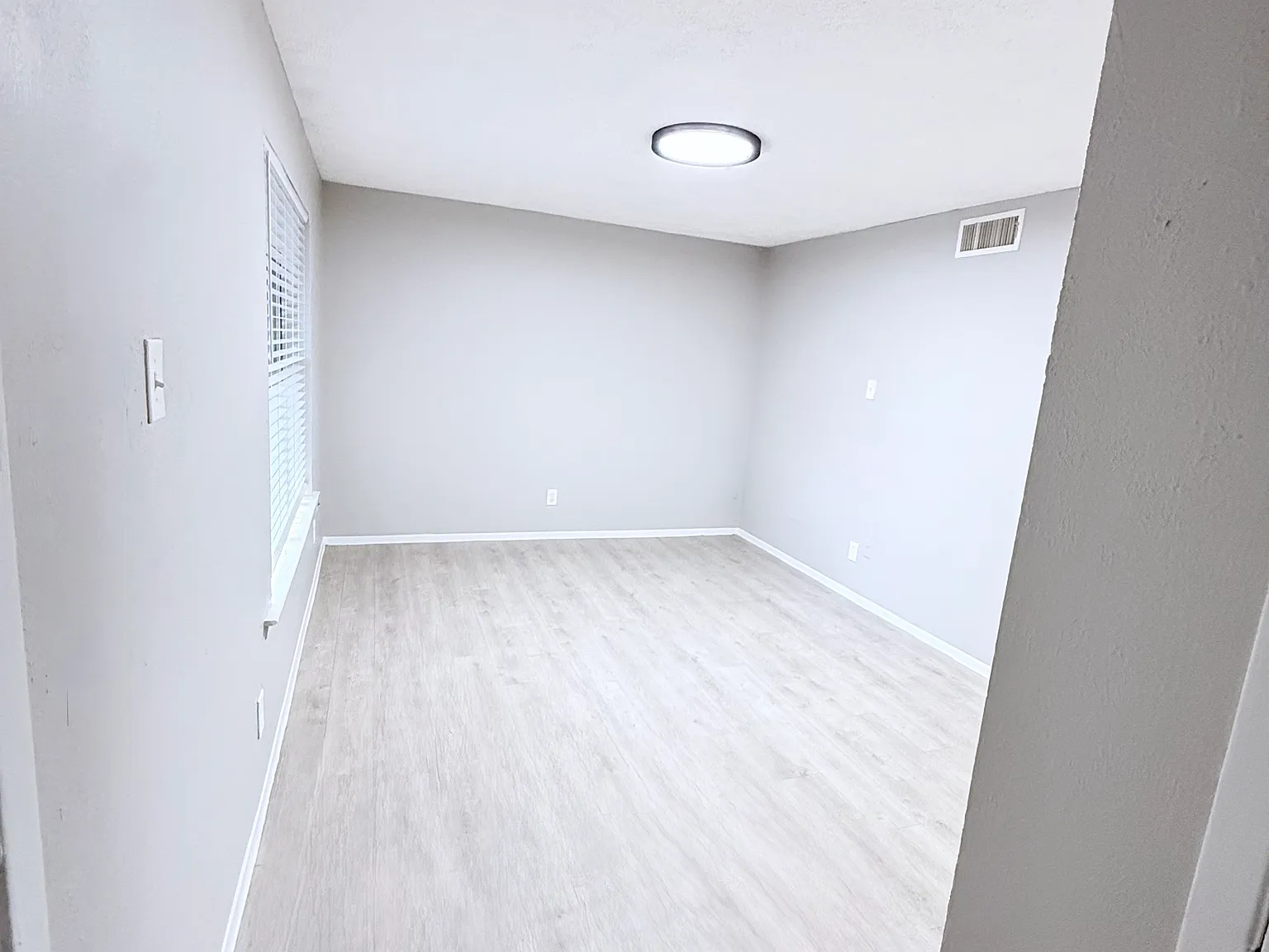 2752 E Ledbetter Dr — Photo 1