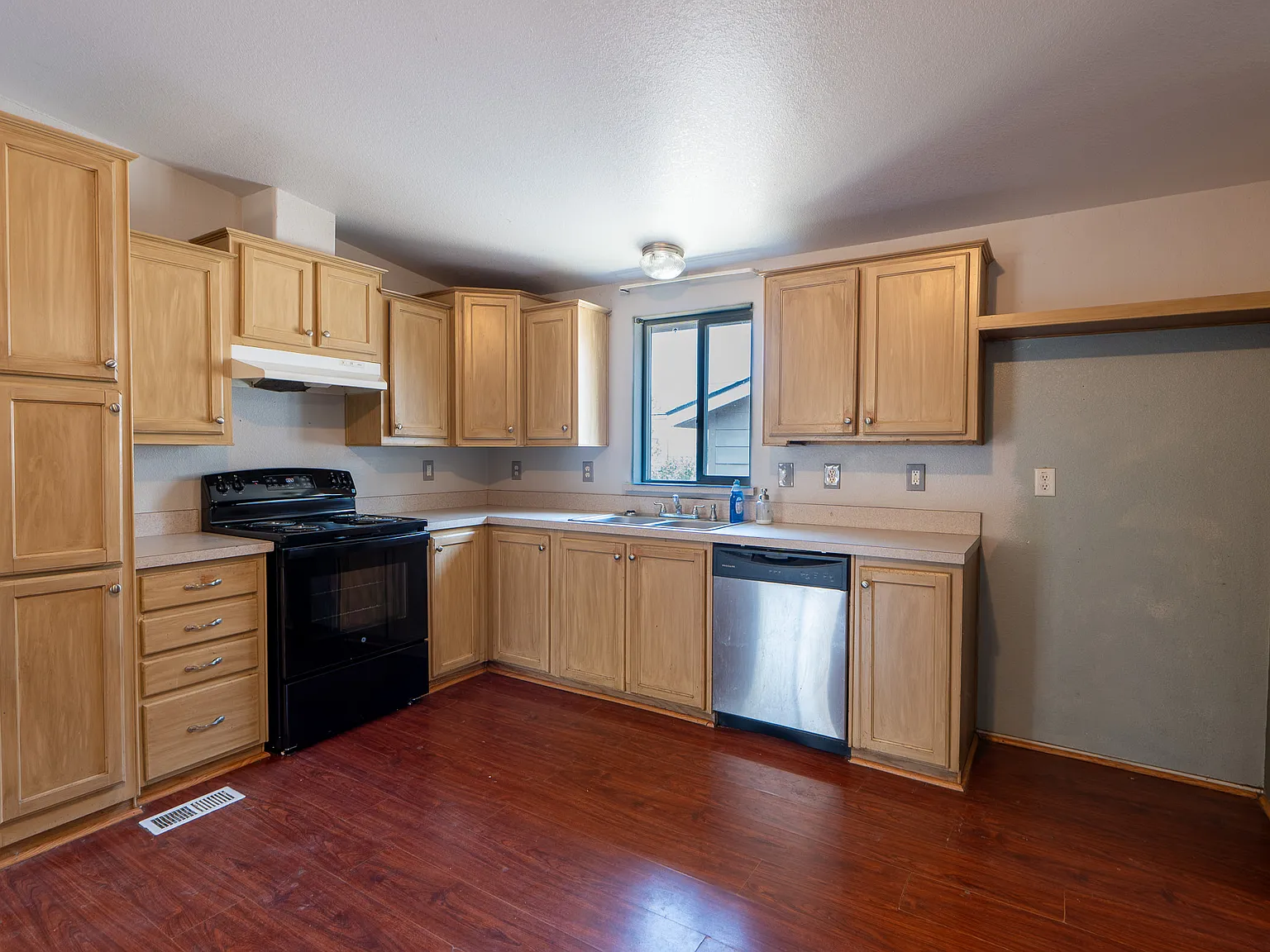 4 bed, 1080 sqft, $2,500 — Photo 4