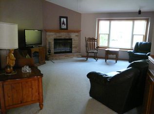 214 Zeck Ct, Dousman, WI 53118