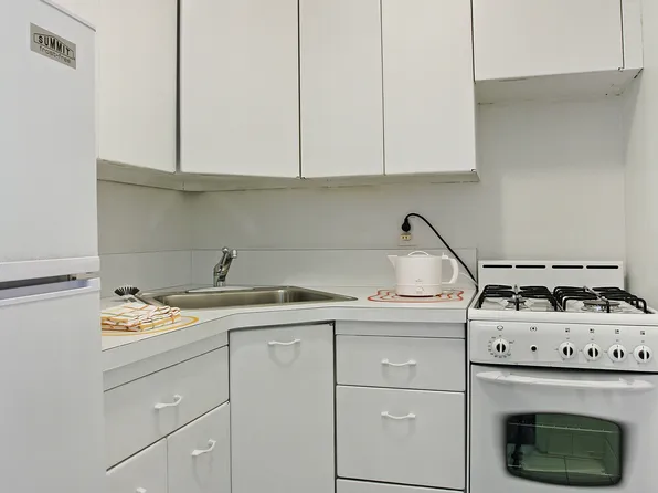 321 East 48th Street image 4 of 5