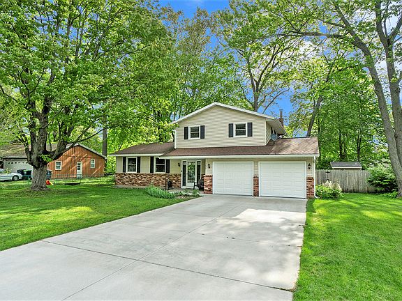 3rd image of 1058 Camelot Dr