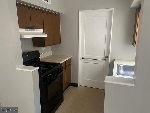 5th image of 1006 S Columbus St