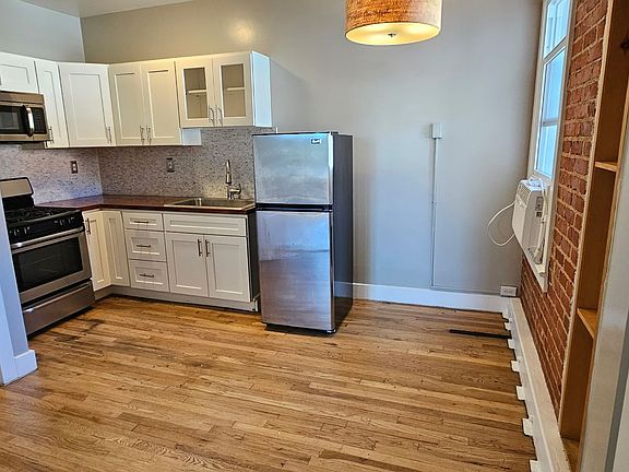 2nd image of 1221 N Vermont Ave #210