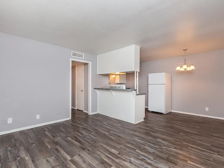 Wilshire Manor — Photo 20