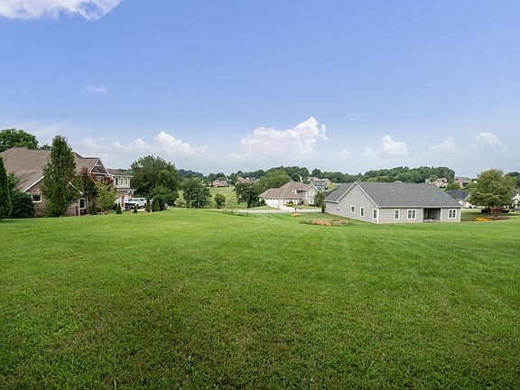 5th image of 165 Forest Ln N