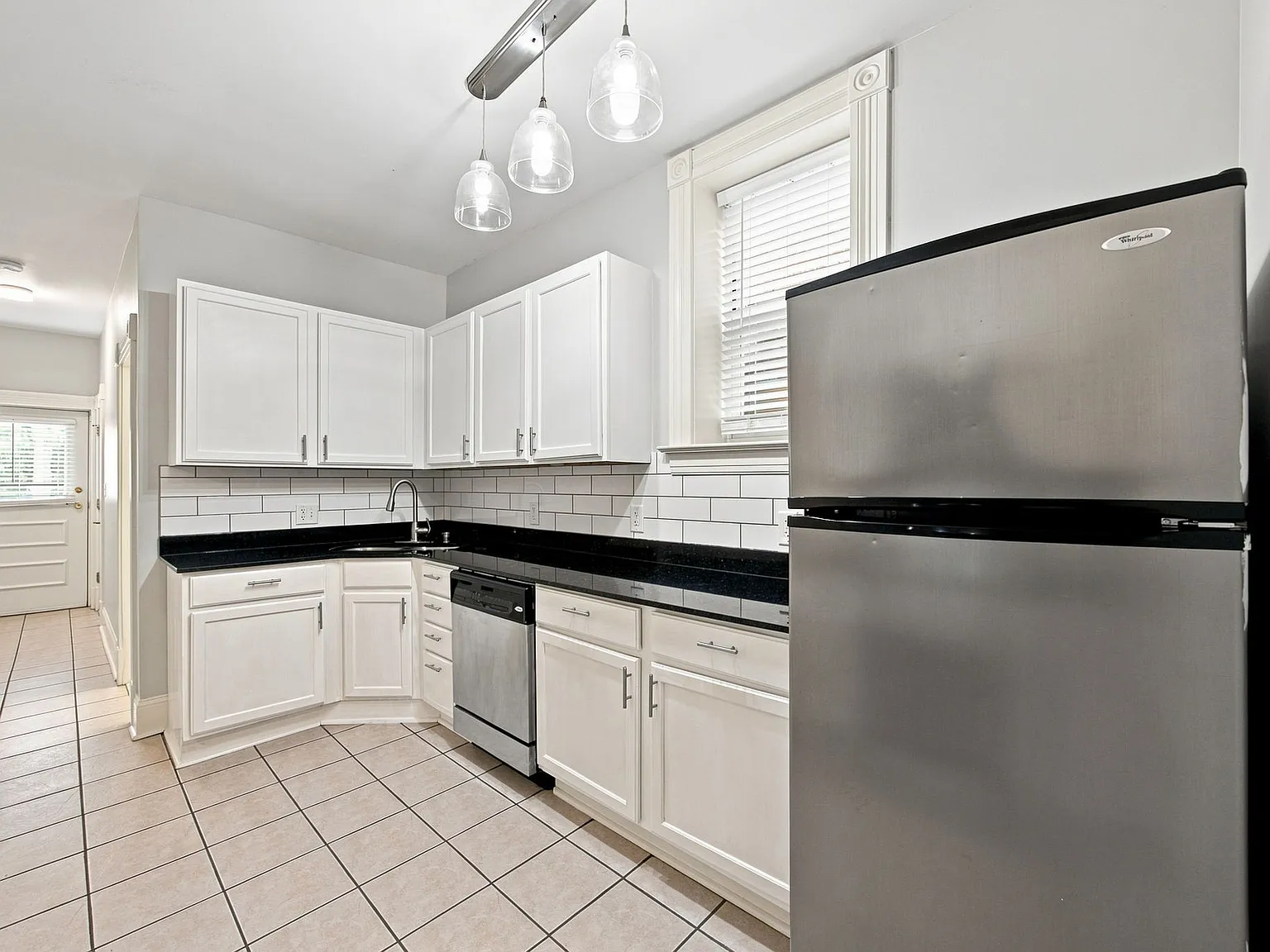 1 bed, 1000 sqft, $1,550 — Photo 2