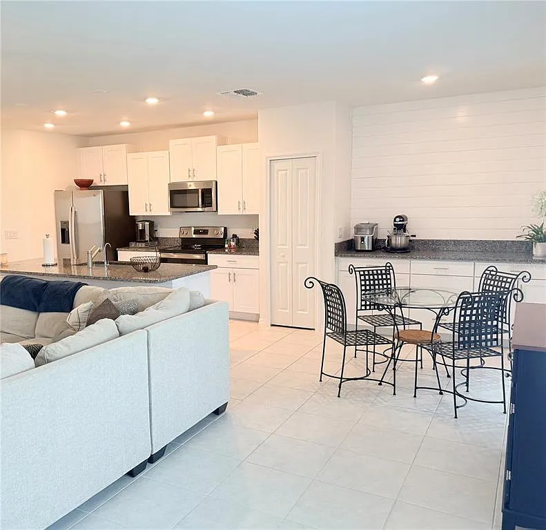 4 bed, 2.5 bath, 1764 sqft, $2,500 — Photo 4
