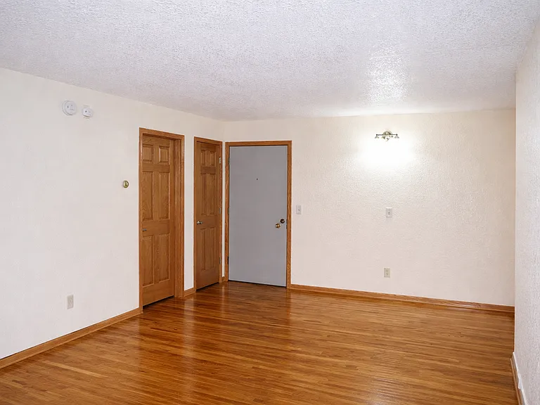 319 SE 8th St #103 — Photo 11