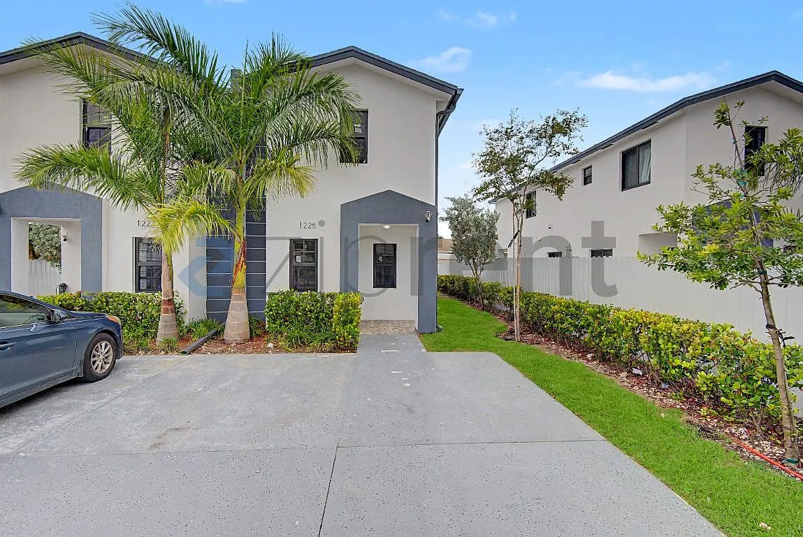 3 bed, 2.5 bath, 1336 sqft, $3,000 — Photo 1