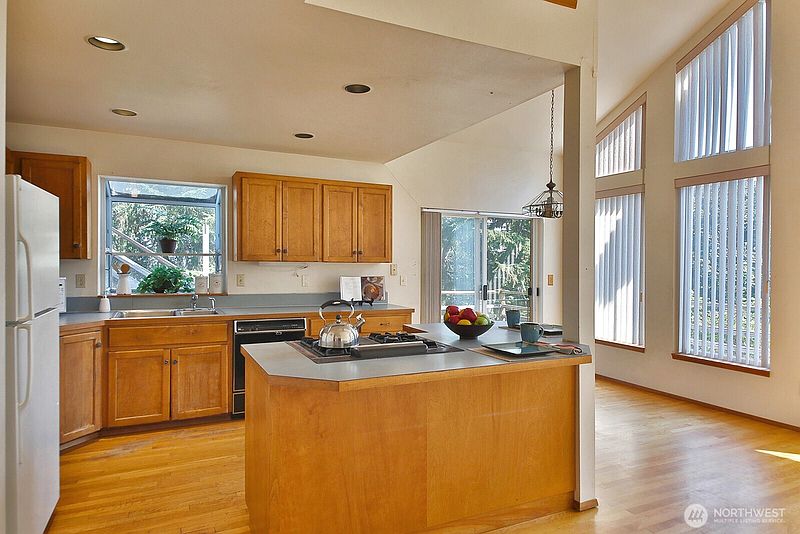 4th image of 8057 Island Court