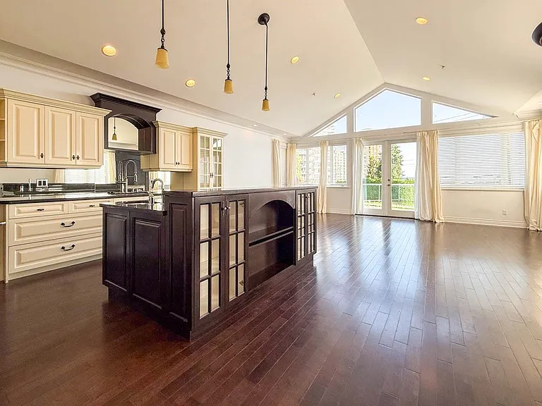 2307 Marine Dr — Photo 10