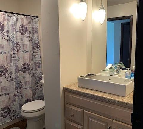 Bathroom - Shower/Tub Combo Linens Provided