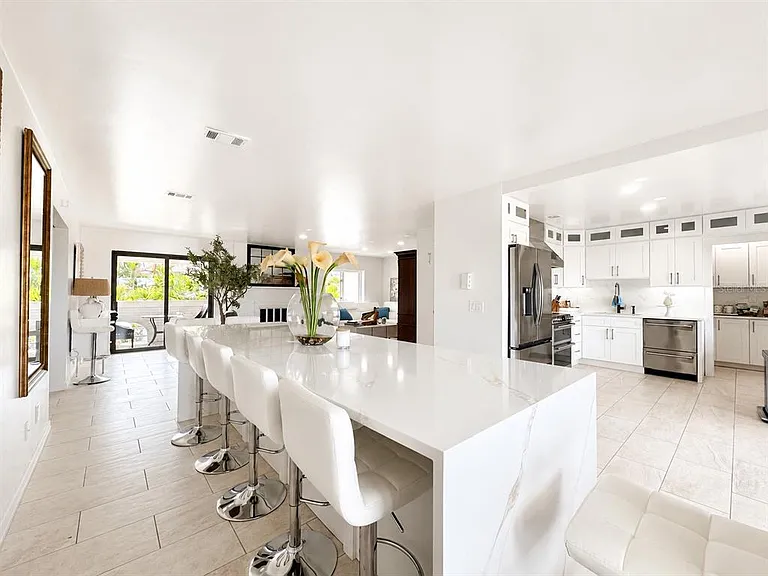 2710 Hibiscus Dr W — Photo 3
