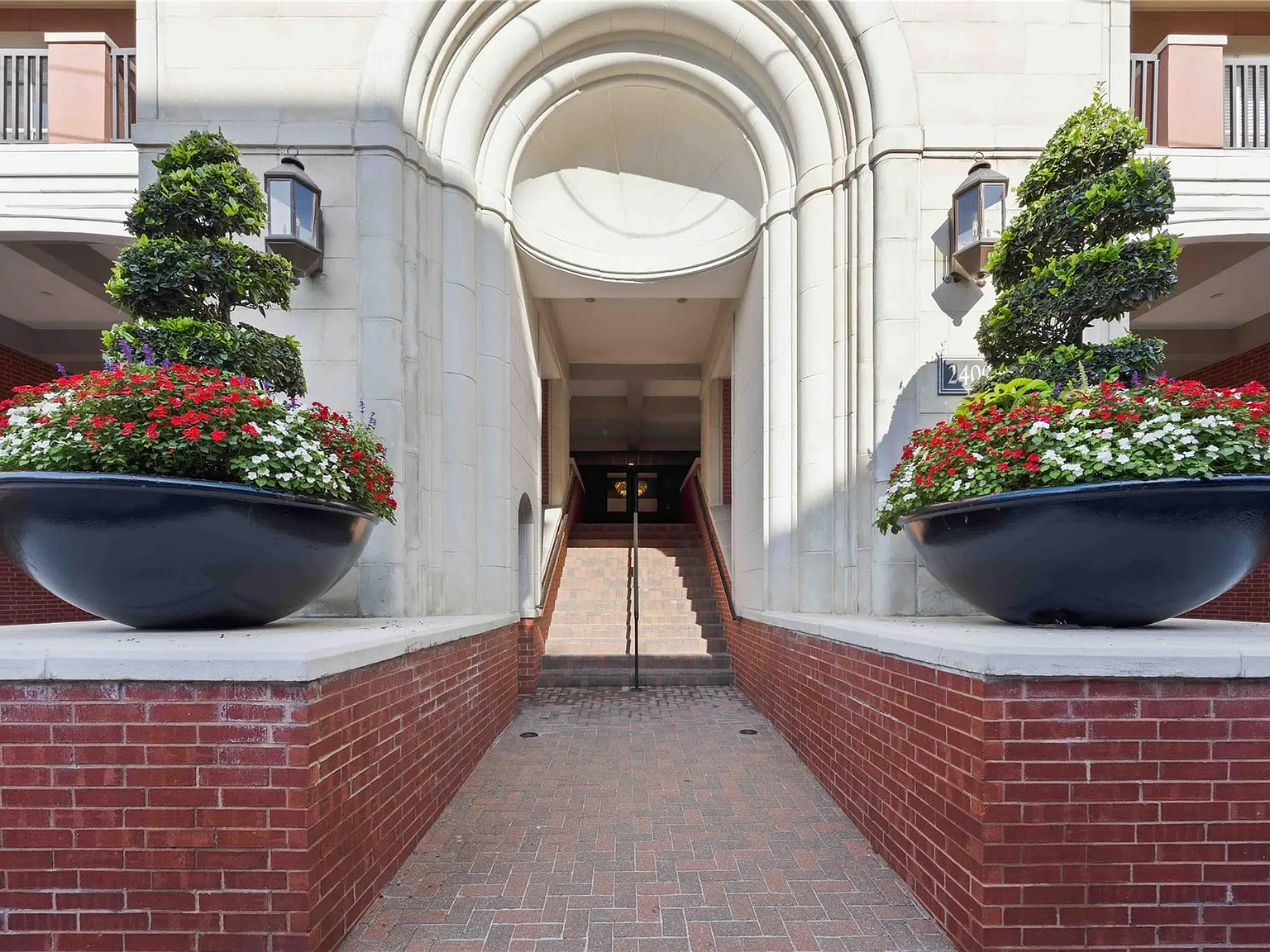 1 bed, 1.0 bath, 664 sqft, $1,900 — Photo 3
