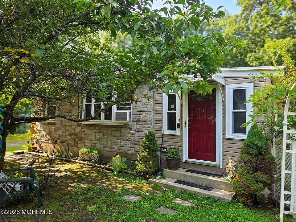 1st image of 19 Mockingbird Lane