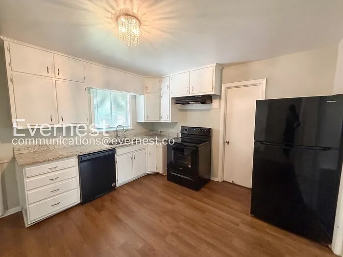9825 Maple Ln — Photo 5