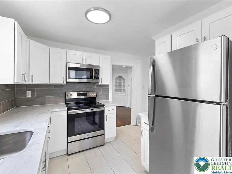 409 E Washington Ave — Photo 7