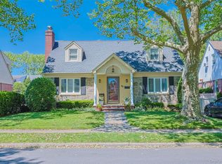 42 Beechwood Ln, New Hyde Park, NY 11040
