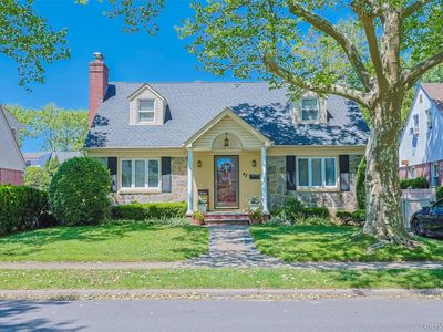42 Beechwood Lane, New Hyde Park, NY, 11040