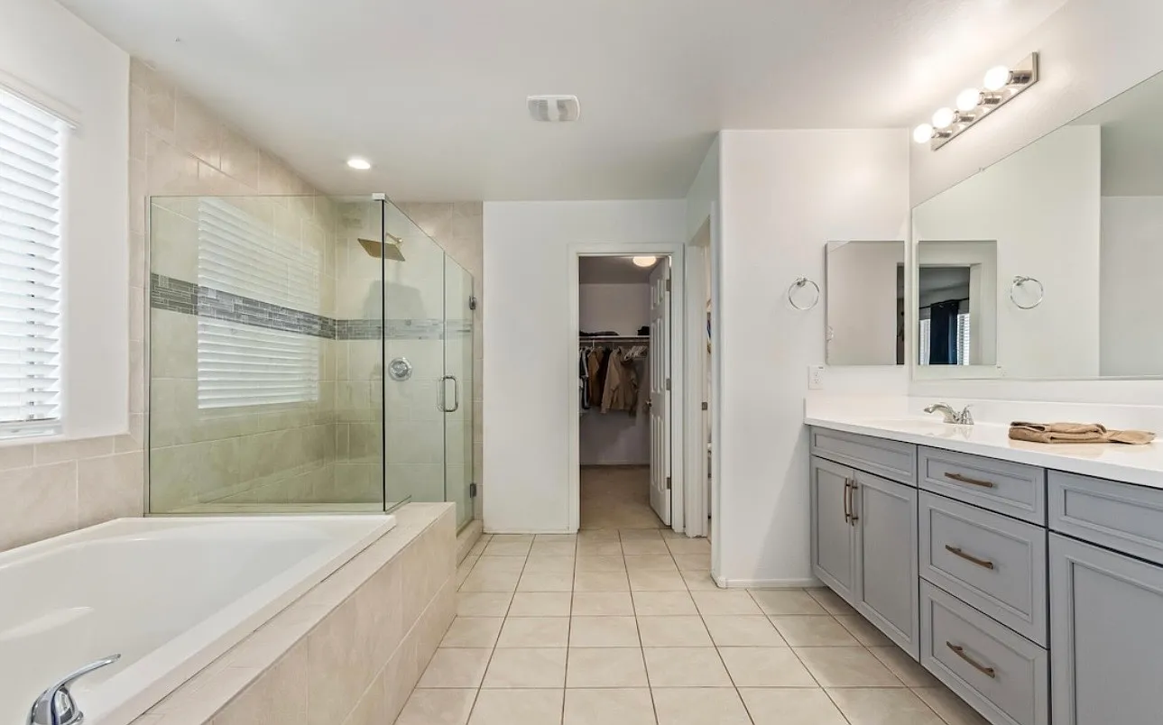 4 bed, 2.5 bath, 3070 sqft, $1,550 — Photo 3