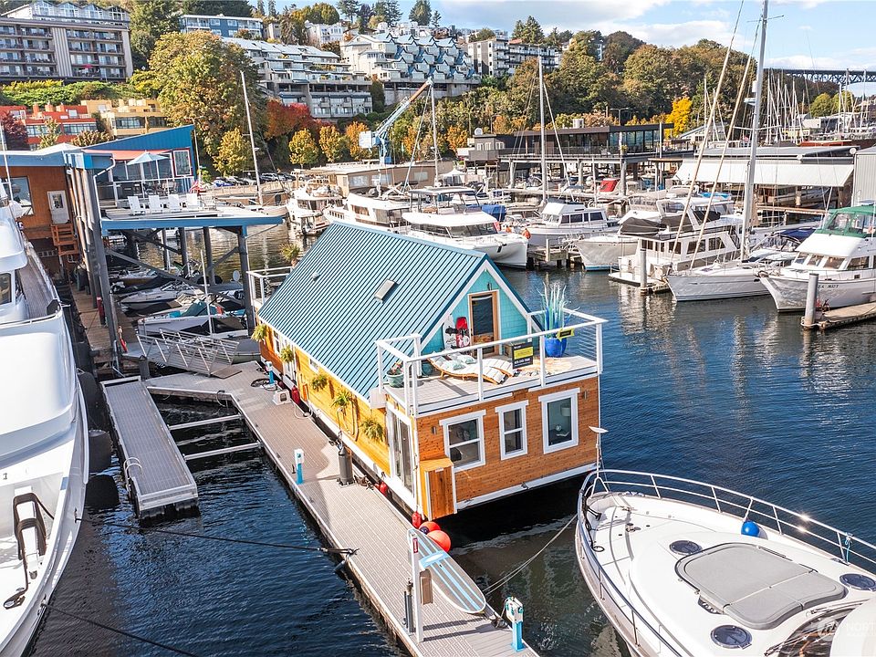 This end dock slip offers all the stunning views at every angle from this home! Luxury Yachts, South lake Union, Gas Works park and downtown Seattle skyline. Come see the Dream Seattle Floating Home Lifestyle yourself :)>