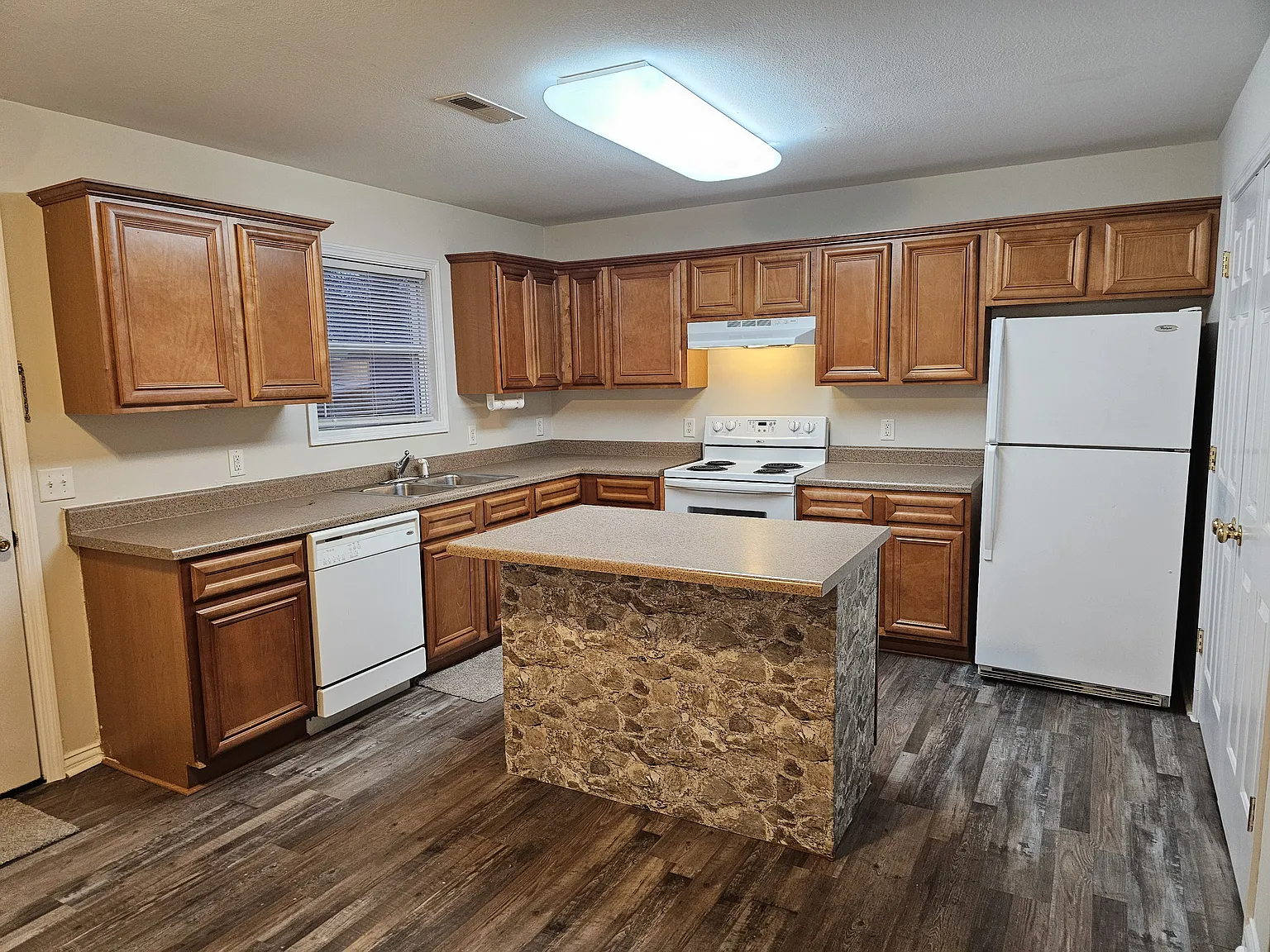 2 bed, 2.5 bath, 1104 sqft, $1,300 — Photo 2