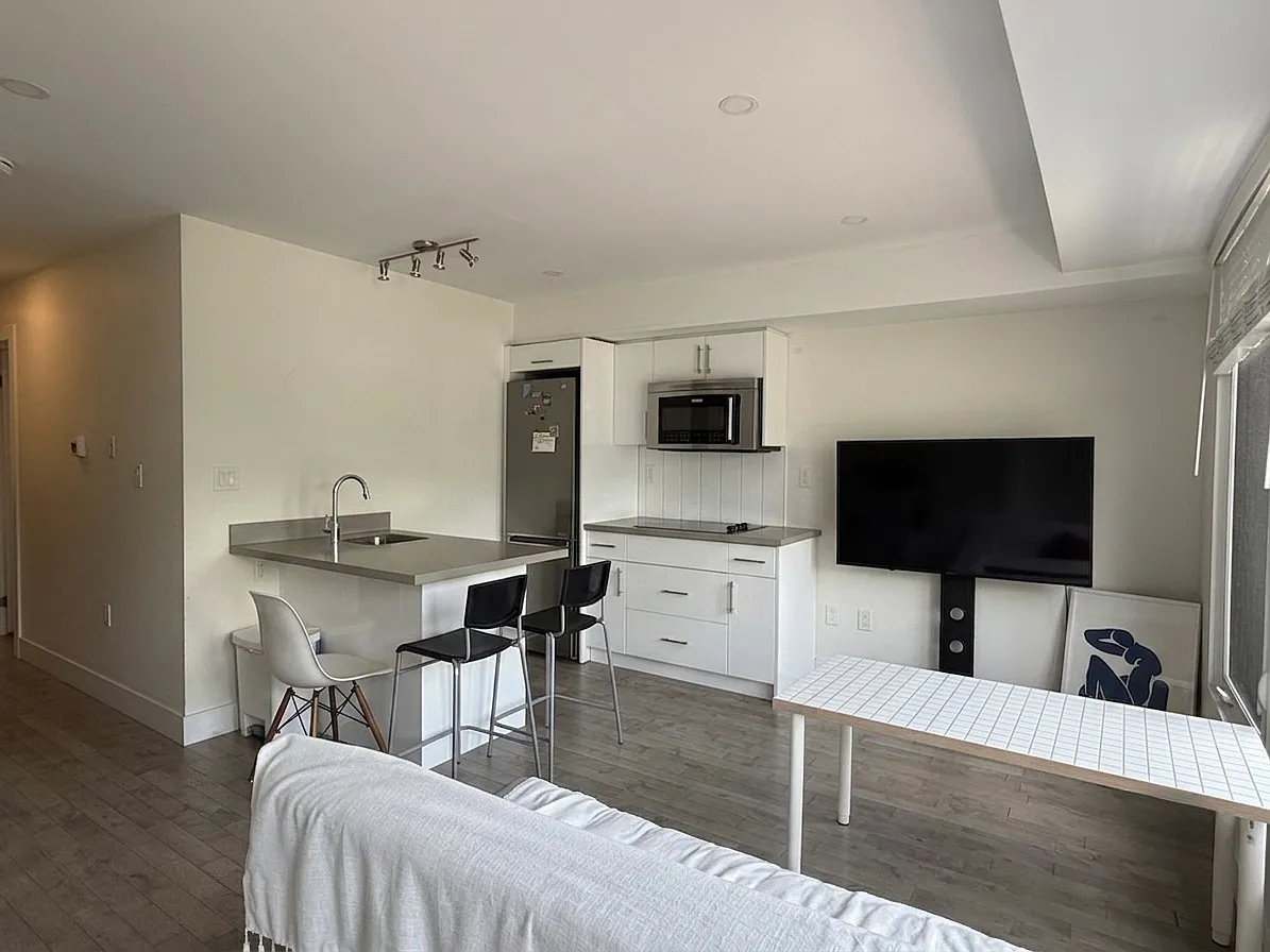 1175 Dovercourt Rd - 4 — Photo 3