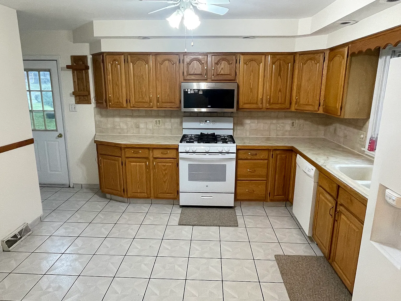 3 bed, 1200 sqft, $2,400 — Photo 4