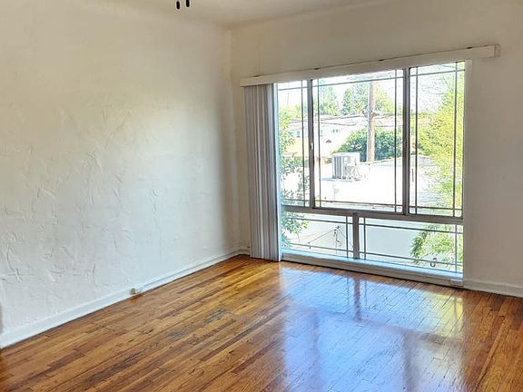 3rd image of 808 N Poinsettia Pl #3/5