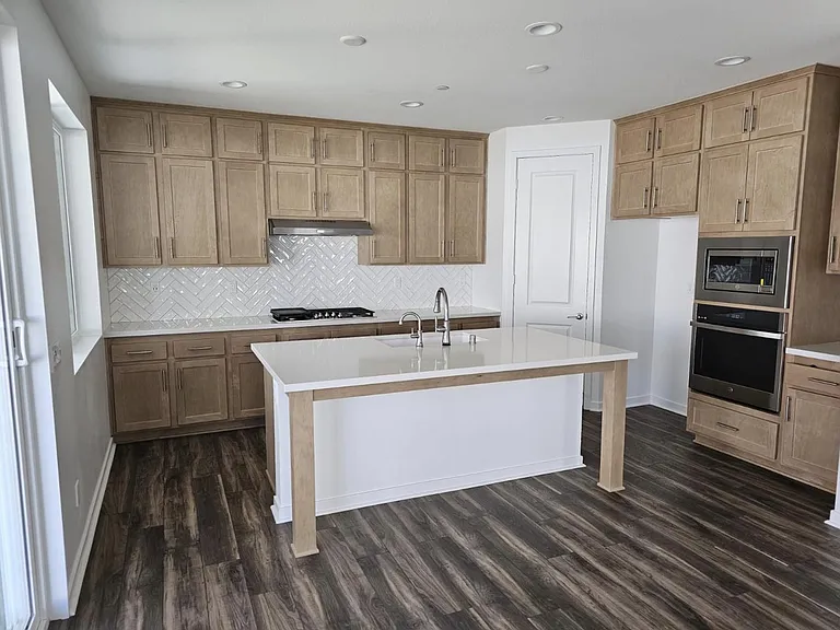 32192 Hillstone St — Photo 2