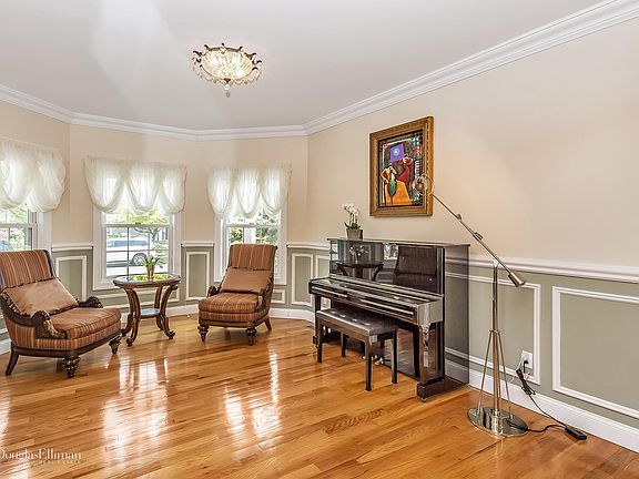 5th image of 214 Southwood Cir