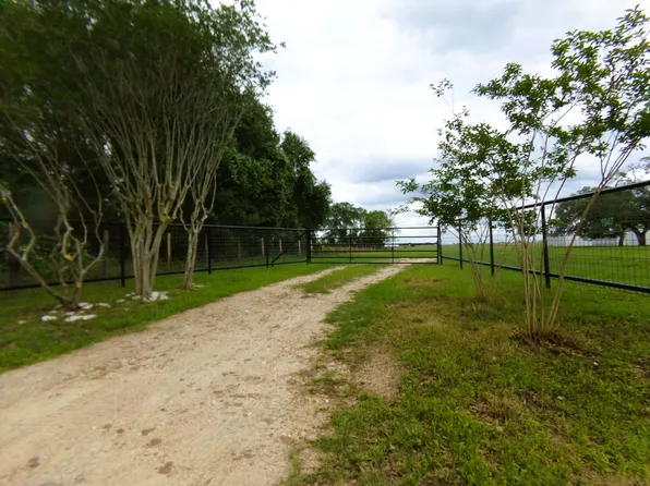 1947 Fm 155 S, Weimar, TX 78962