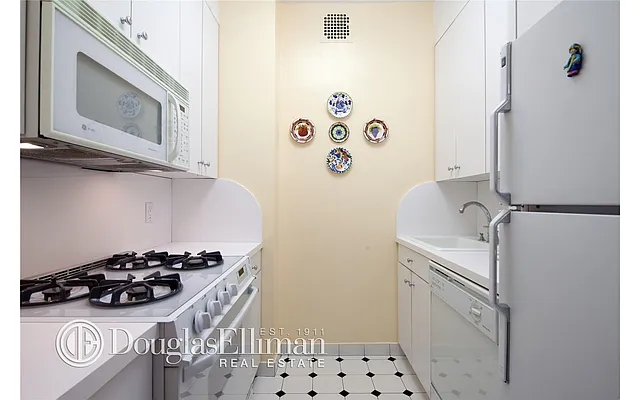 Sold by Douglas Elliman | media 16