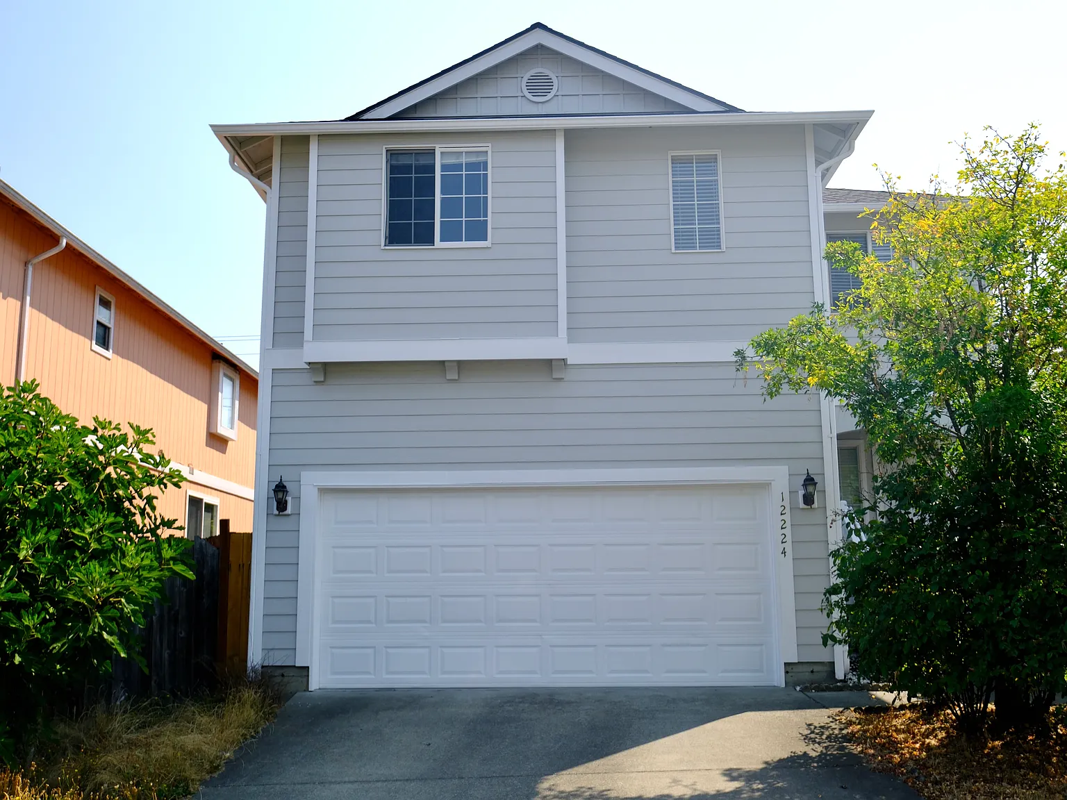 4 bed, 2.5 bath, 2350 sqft, $3,400 — Photo 2