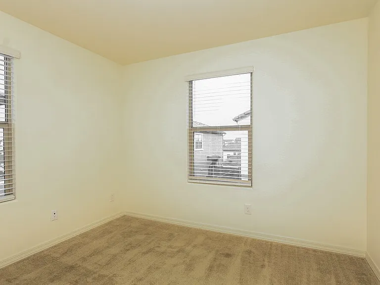 3815 S 58th Ln — Photo 16
