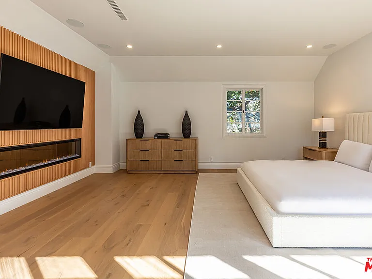 702 N Beverly Dr — Photo 26
