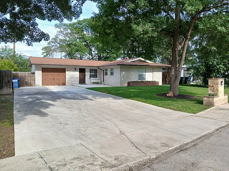8414 Republic Dr — Photo 1