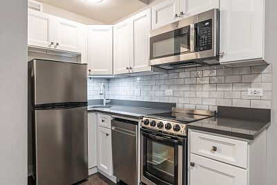 2nd image of 639 W Wrightwood Ave #107