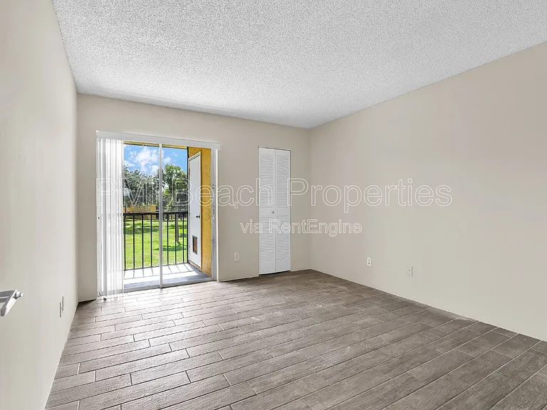 414 Meadows Cir — Photo 6