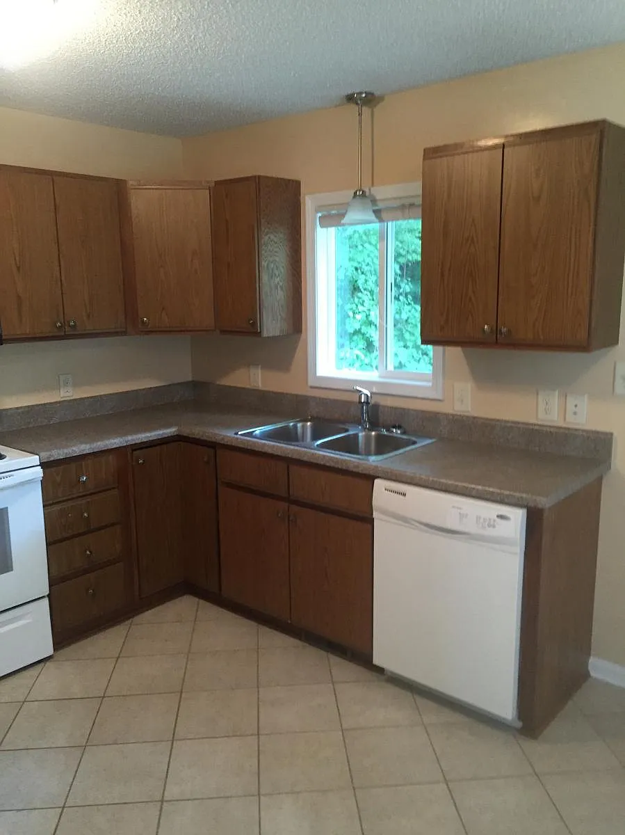 Building Photo - 400 Drolmond Dr