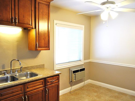 4th image of 1110 Royal Oaks Dr