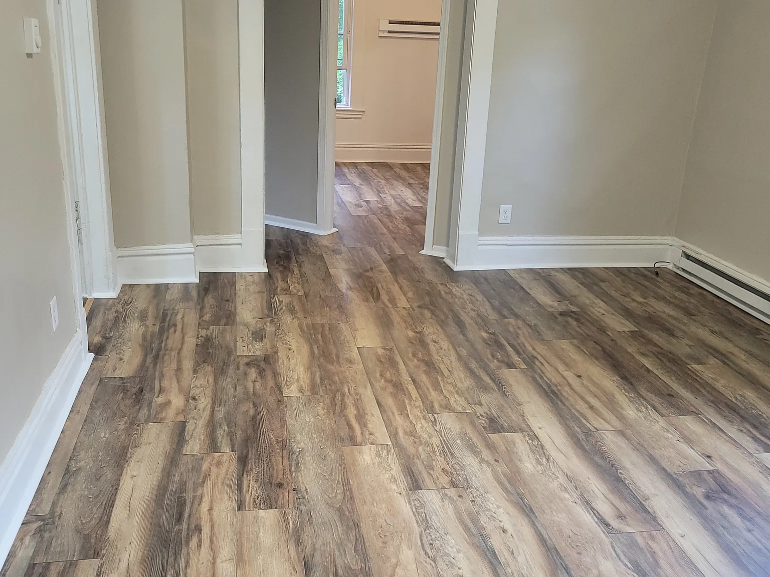 3 bed, 800 sqft, $1,585 — Photo 2