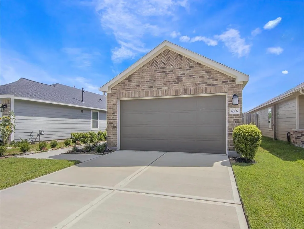 3 bed, 1318 sqft, $2,100 — Photo 2