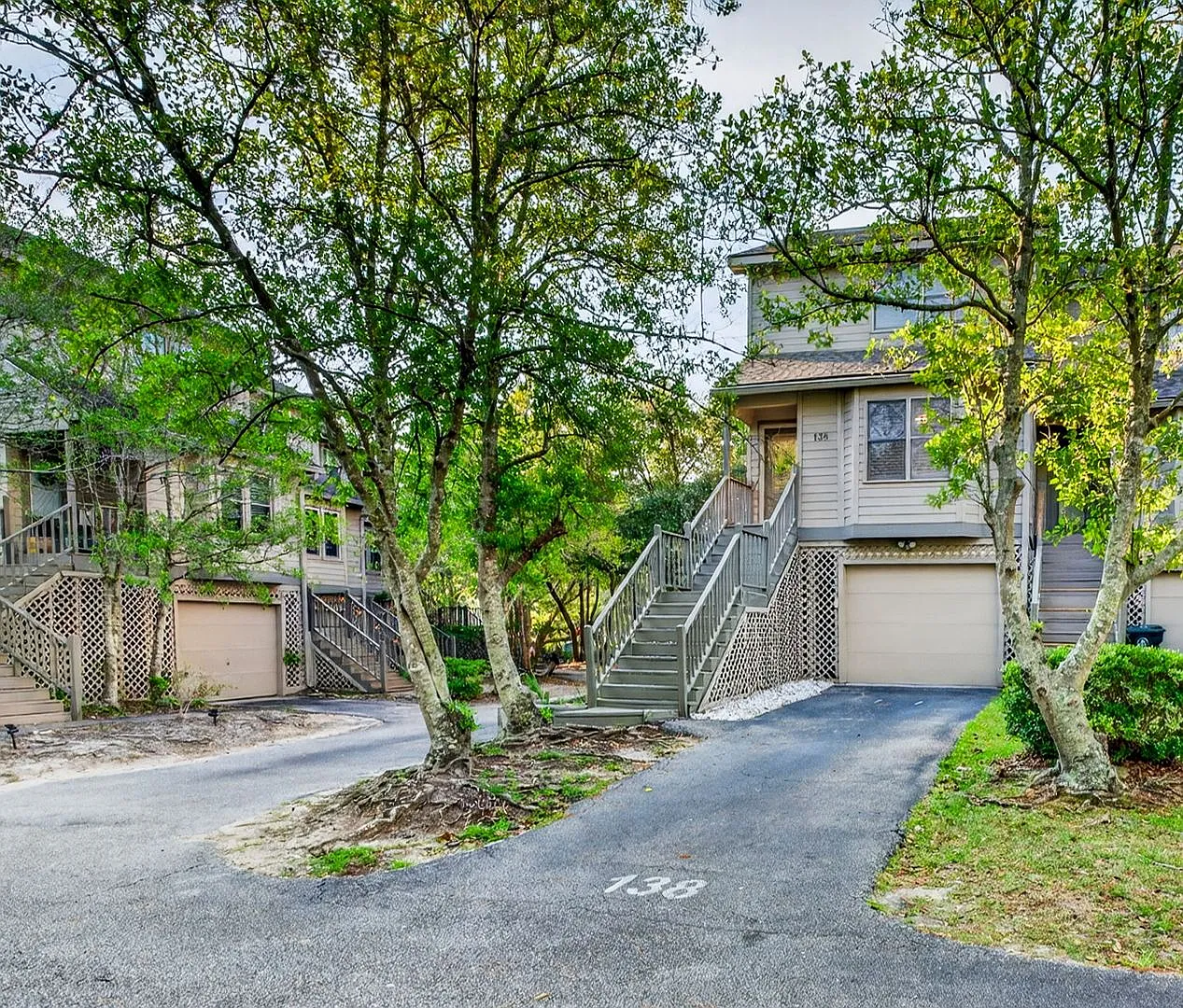 Comfortable Living Minutes from Downtown Charleston — Photo 2