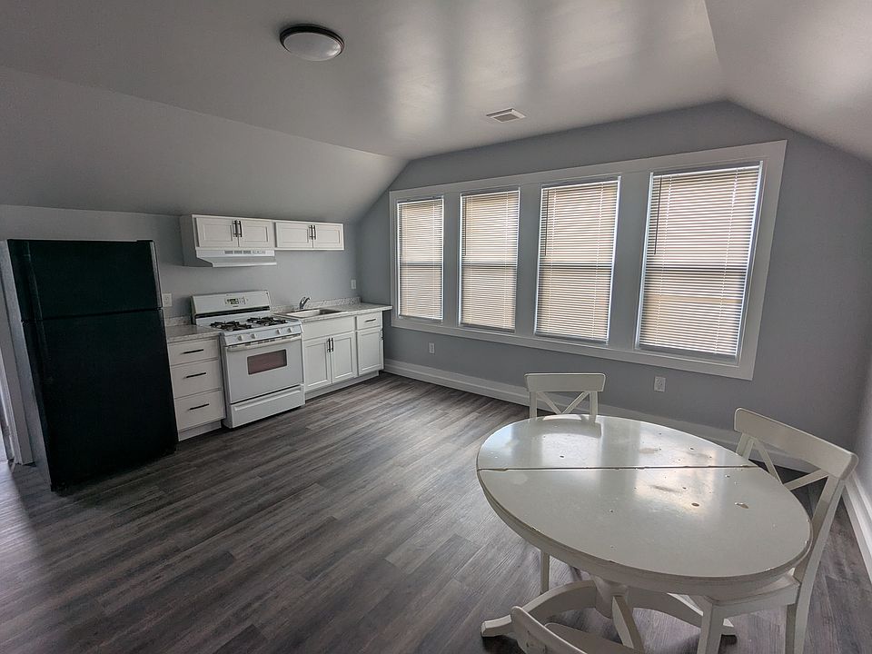 1st image of 916 Centre Ave APT 3