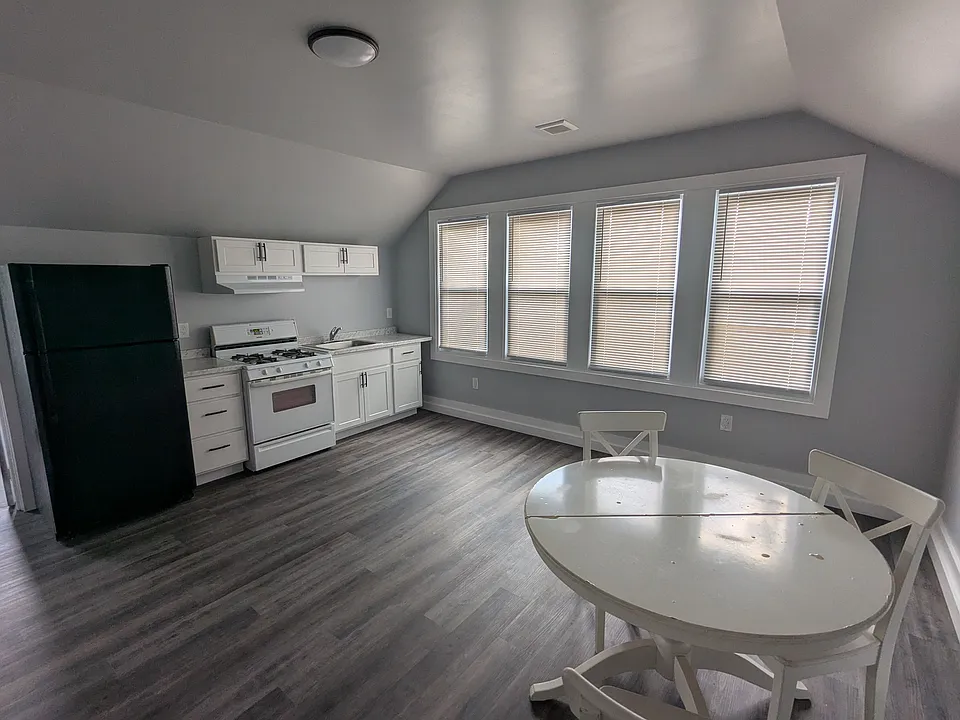 916 Centre Ave #3